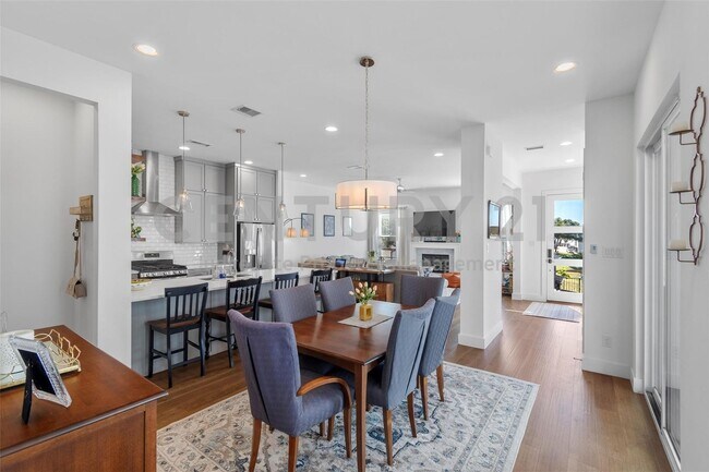 Building Photo - Beautifully Designed 3/2.5/2 Home in Fort ...
