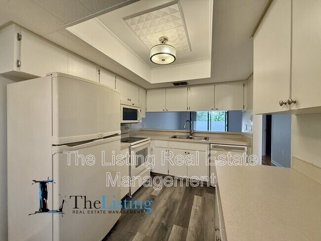Building Photo - 2131 Ridge Rd S