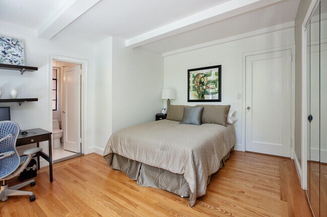 Building Photo - Spacious Midtown East 1 Bedroom