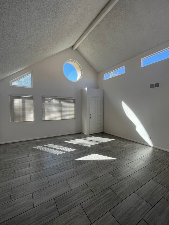 Foto del edificio - 351 N Melrose Dr