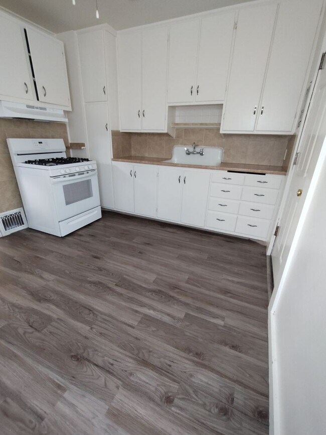 Building Photo - Bright & Inviting 2BD/1BA Apartment