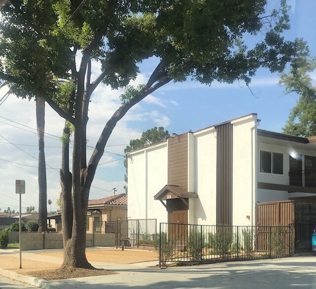 Primary Photo - 881 N Oakland Ave