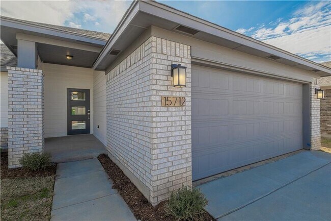 Foto del edificio - Three bed home in Deer Creek schools