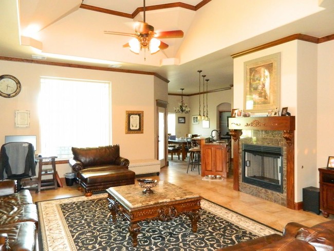 Building Photo - Beautiful 3 bed with office  bonus room.