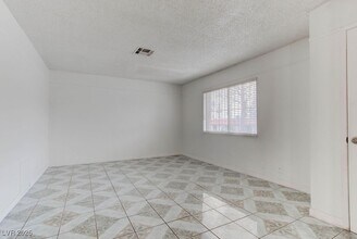 Building Photo - 808 Hedge Way