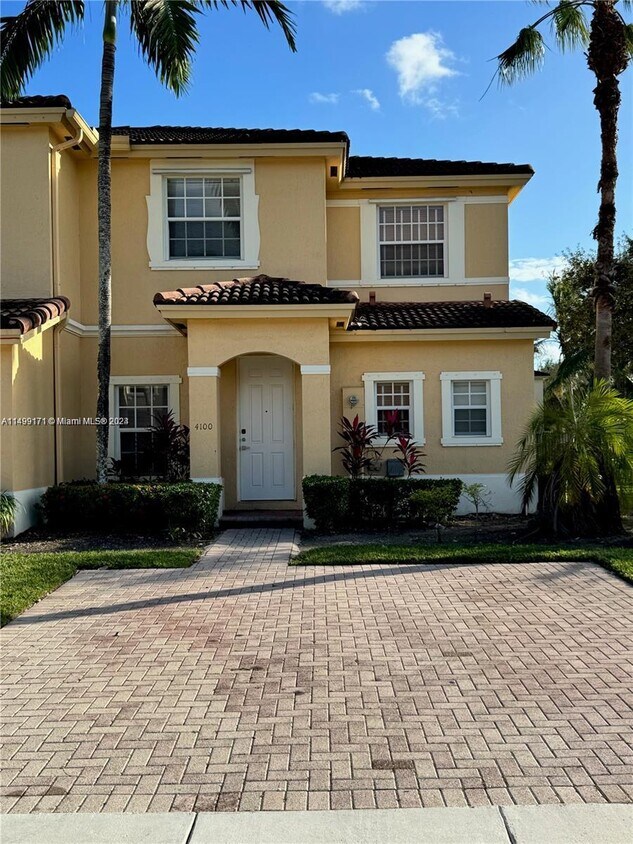 Foto principal - 4100 NE 24th Dr