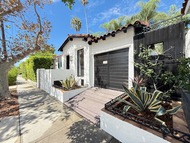 Foto del edificio - 7269 Waring Ave