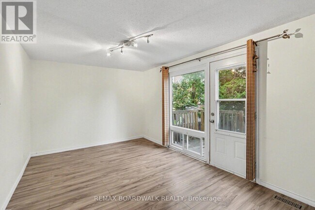 Photo du bâtiment - 912 Elmsmere Rd