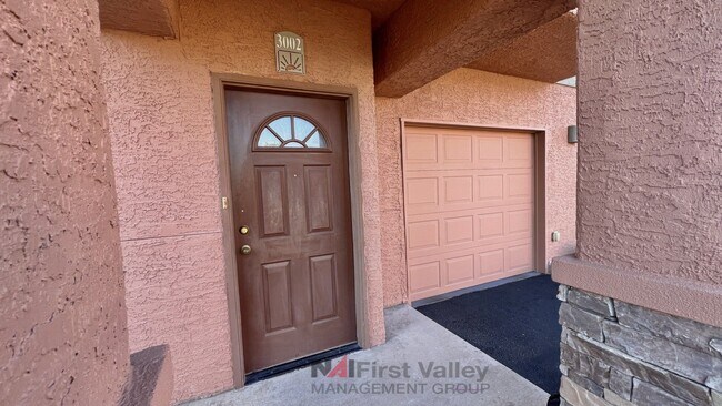 Foto del edificio - 1 Bedroom, 1 Bath with a Single Car Garage...