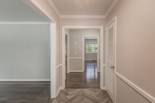 Building Photo - NW, Updated, Wood Floors, SS Appl., Den, D...