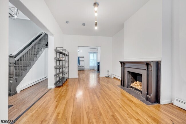 Building Photo - 13 2nd Ave