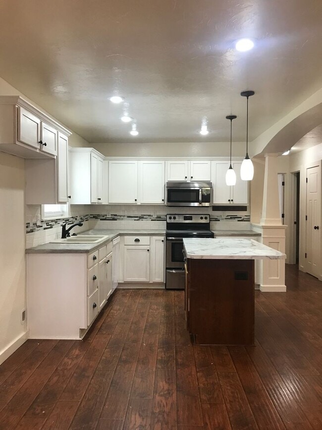 Building Photo - Charming Home Nestled in Springfield - 3 b...