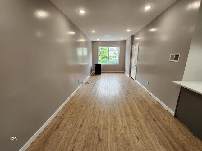 Building Photo - 221 16th Ave