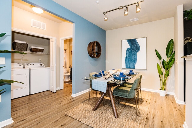 Building Photo - Settler's Landing