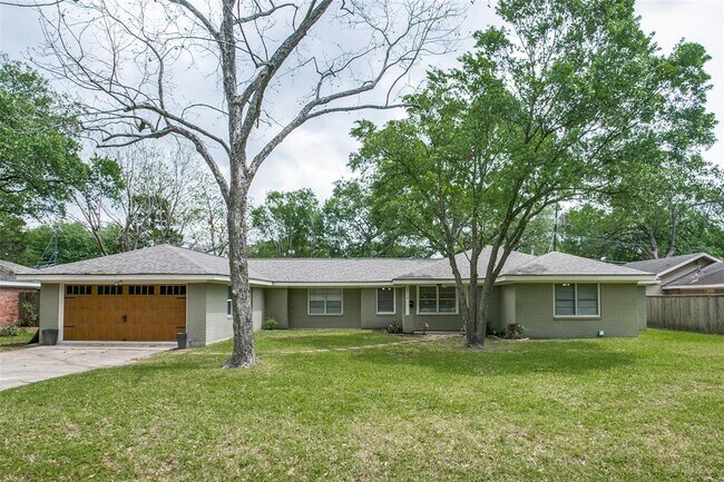 Foto del edificio - 1714 Springwood Dr