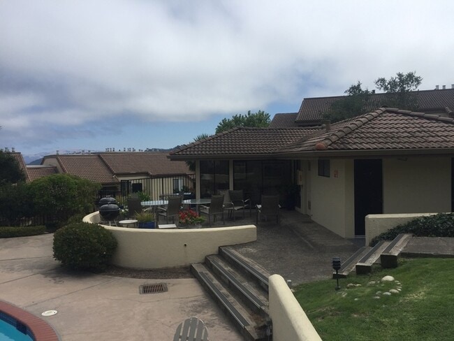 Building Photo - Partially Furnished One-Bedroom in Monterey!