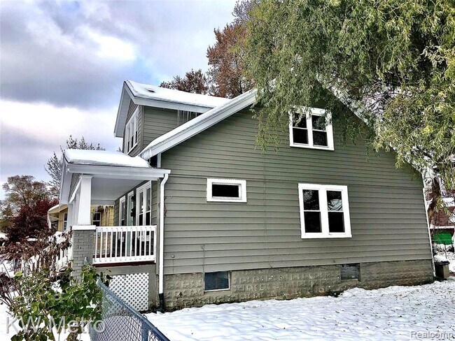 Building Photo - 1039 Batavia Ave