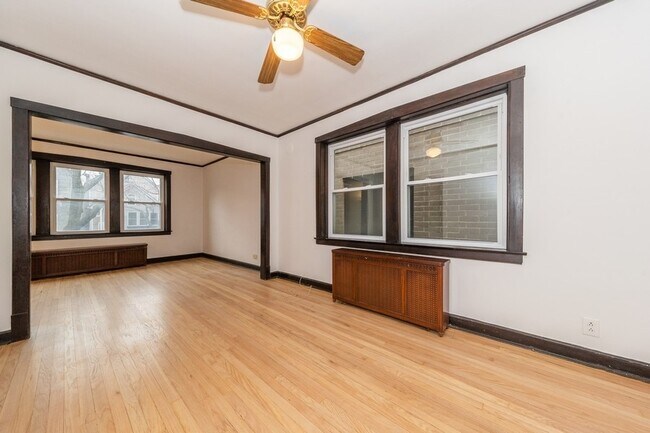 Building Photo - 1345 W Wrightwood Ave