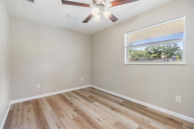 Foto del edificio - 6740 Carnelian Ave