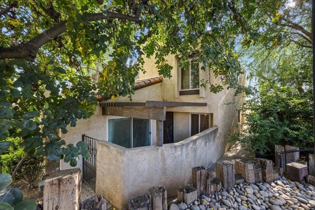 Foto del edificio - Spacious Condo Near Bakersfield College – Prime Location!
