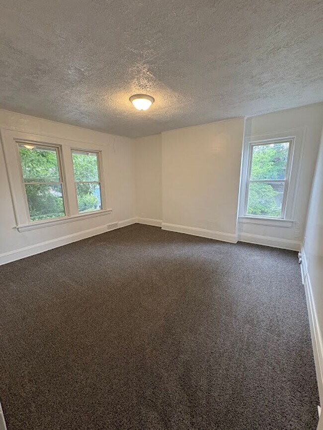 Building Photo - Work Duplex 360 Holdings