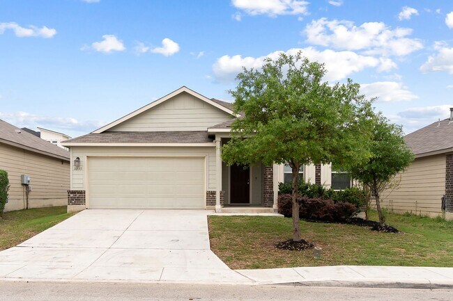 Building Photo - Charming Home Awaits: Spacious & Modern Li...