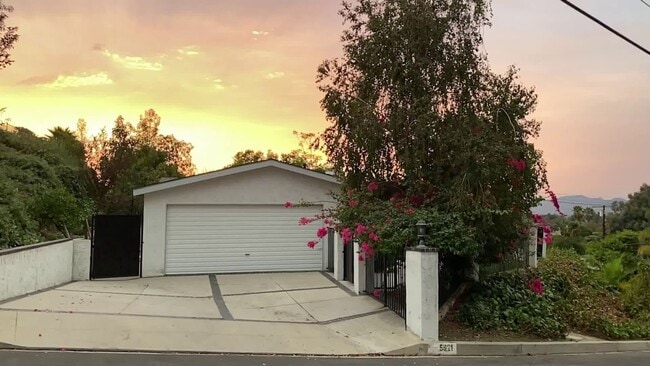 Building Photo - 3 bed 2 1/2 bath home single story home in Woodland Hills!