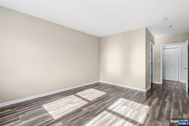 Building Photo - 905 River Rd