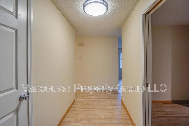 Building Photo - 1418 SE Manor Ave