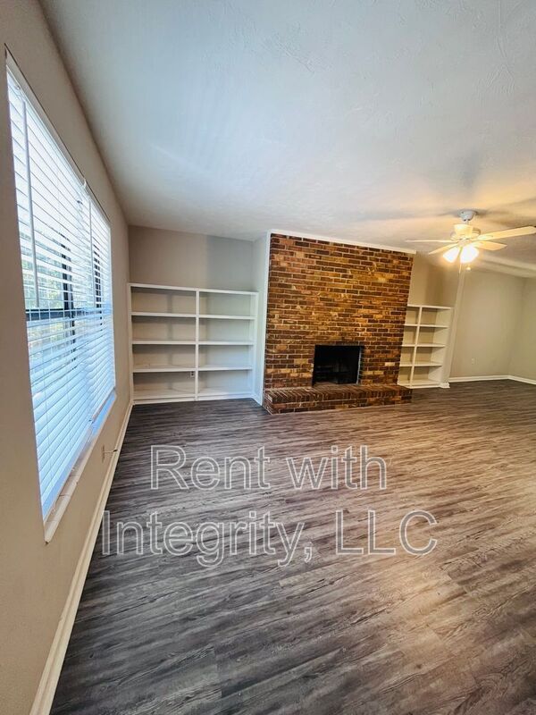 Building Photo - 581 Holyoke Ct