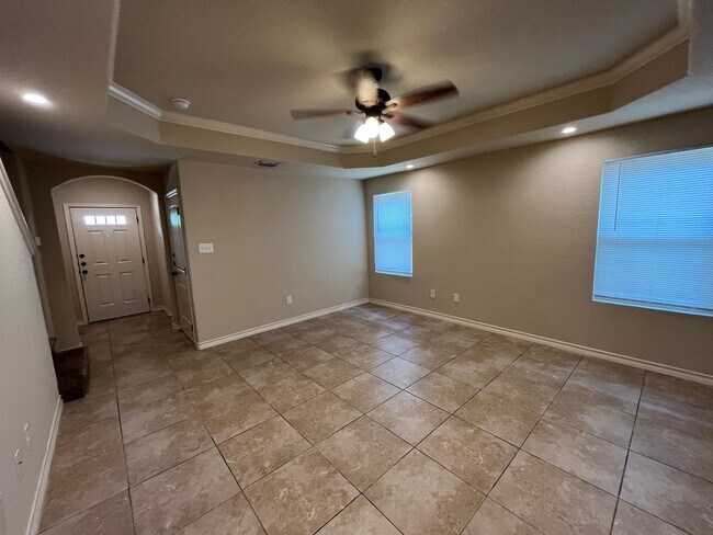 Building Photo - 6866 Lakeview Dr.