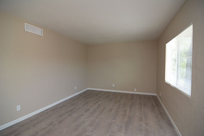 Building Photo - Recently Remodeled 2 Bedroom 1 Bath Fourpl...