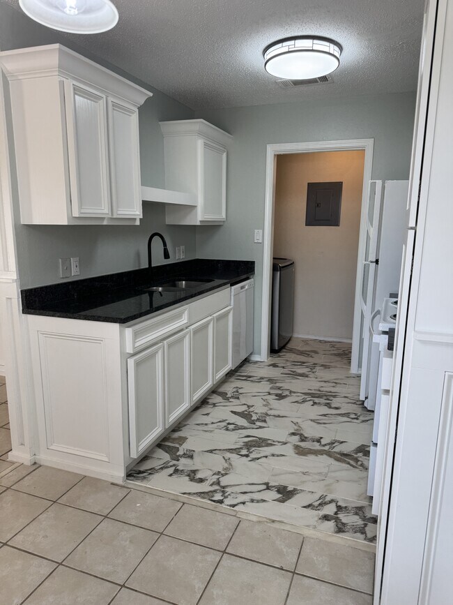 Foto del edificio - 10604 Sharp Blvd