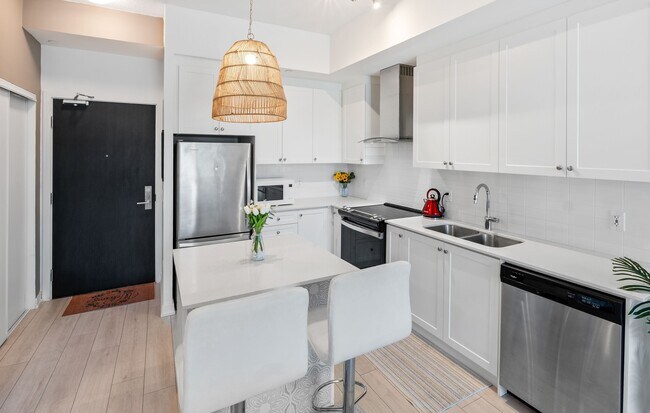 Building Photo - Modern Condo With Expansive Private Terrace!