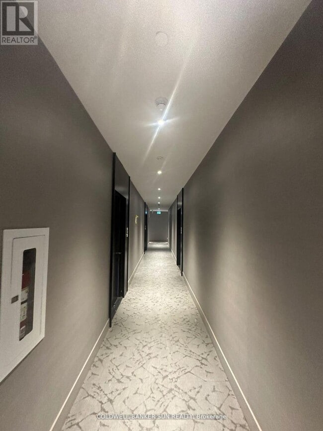 Building Photo - 270 Dufferin St