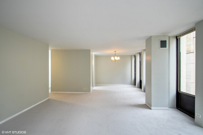 Building Photo - 100 E Walton Pl