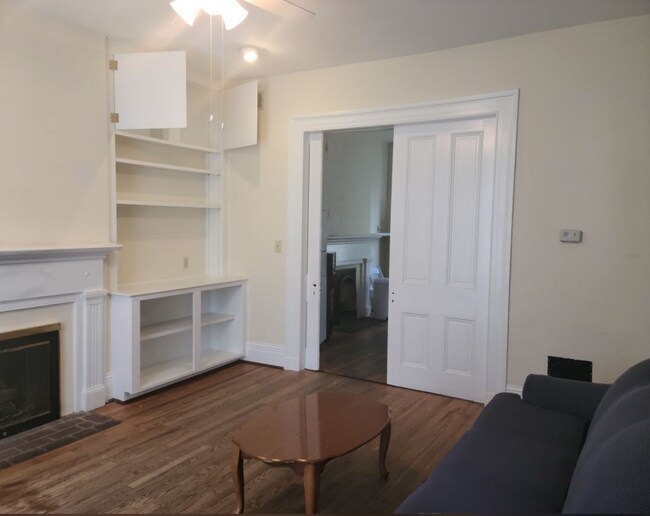 Living room with fireplace and built-in bookshelves - 27 N New St