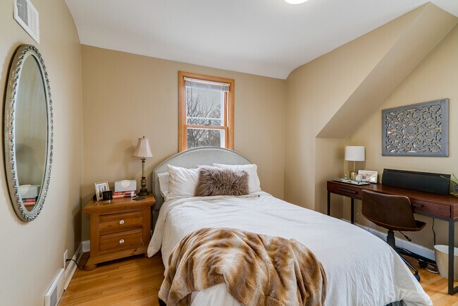 Foto del edificio - 5015 Bloomington Ave