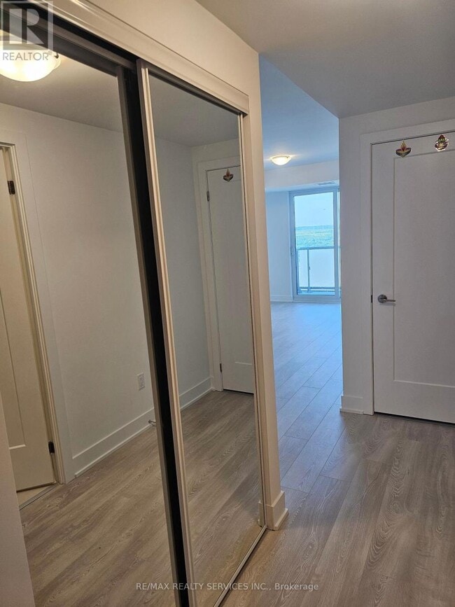 Photo du bâtiment - 2545-2545 Simcoe St N