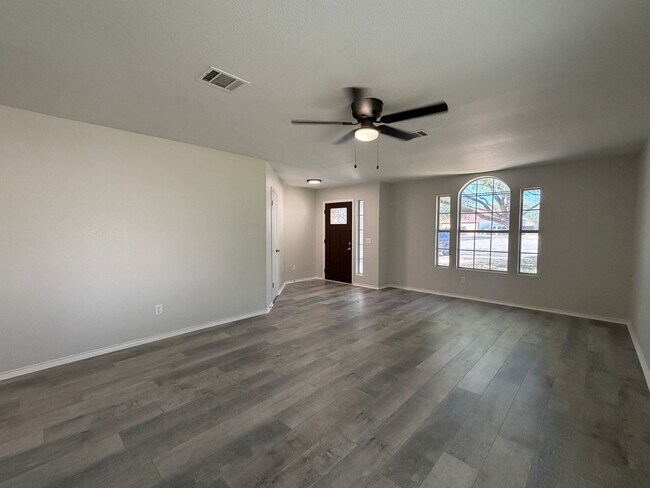 Building Photo - 3/2 in Del Valle