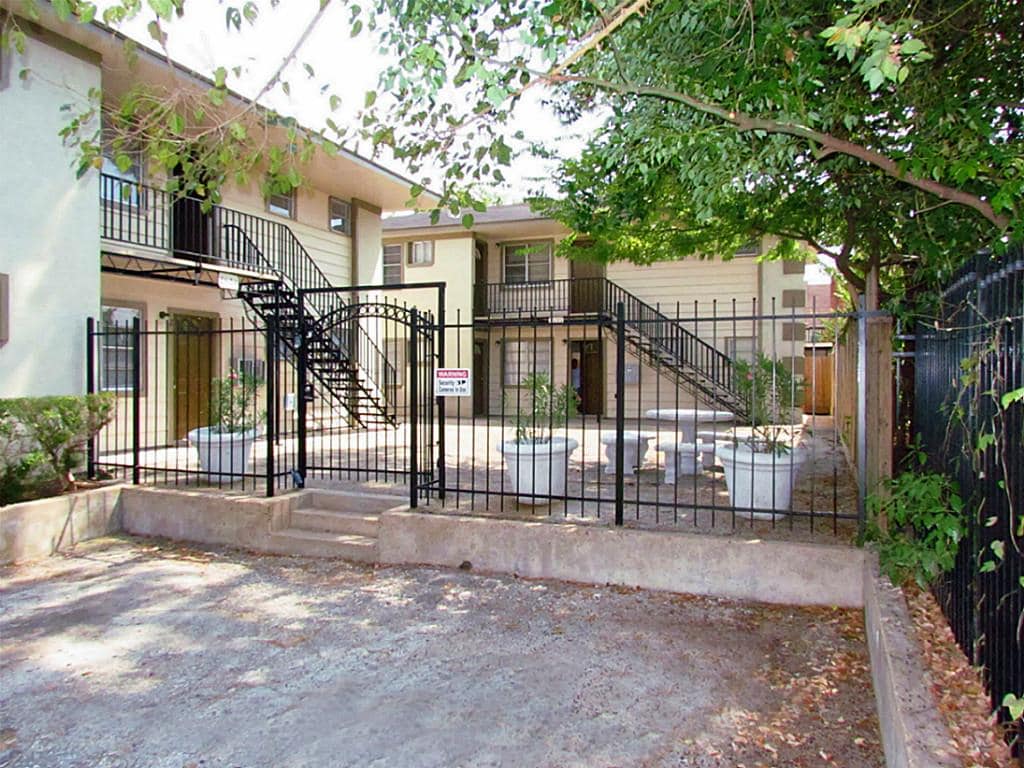 Primary Photo - 2524 Binz St