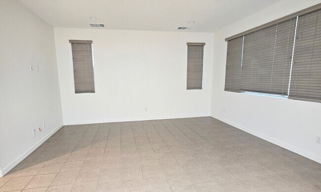 Foto del edificio - JAMIE LN UNIT 1 FONTANA 92336 (4 BED / 3 BATH)