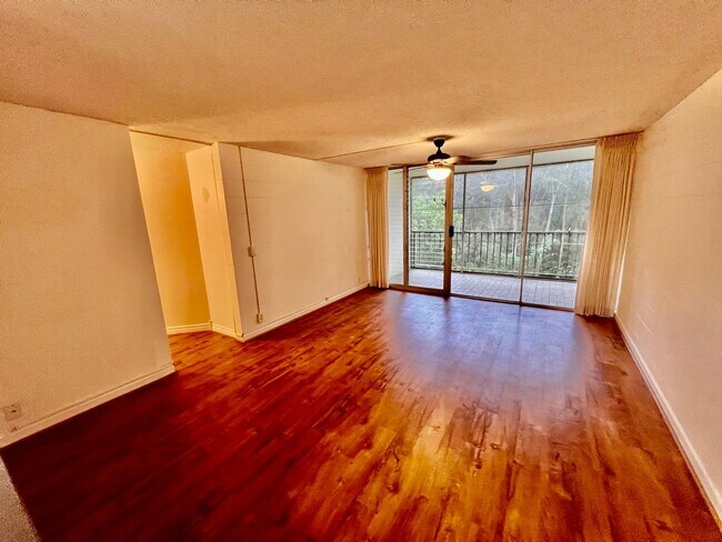Building Photo - Waikalani Woodlands 2 BR/1 BA/2 PK