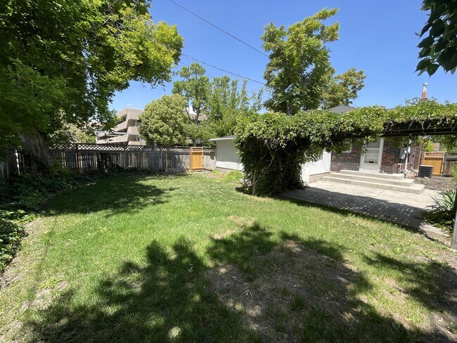 Building Photo - 204 Ramona Ave