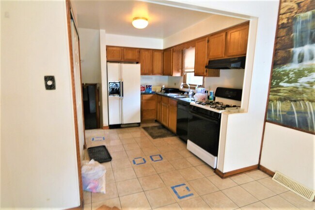 Building Photo - 14434 Sanderson Ave