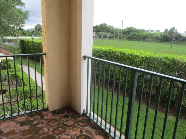 Foto del edificio - 1701 Village Blvd