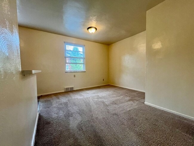 Building Photo - Magnificent 3 Bedroom Townhome with Garage...