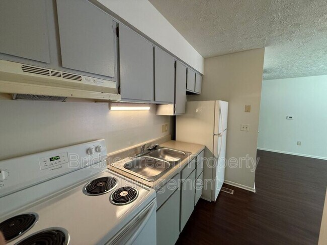 Foto del edificio - 3001 Idylwilde Blvd