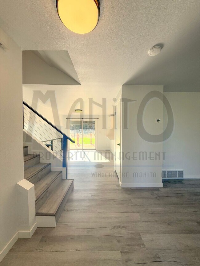 Building Photo - Spacious Nine Mile Home On Acreage