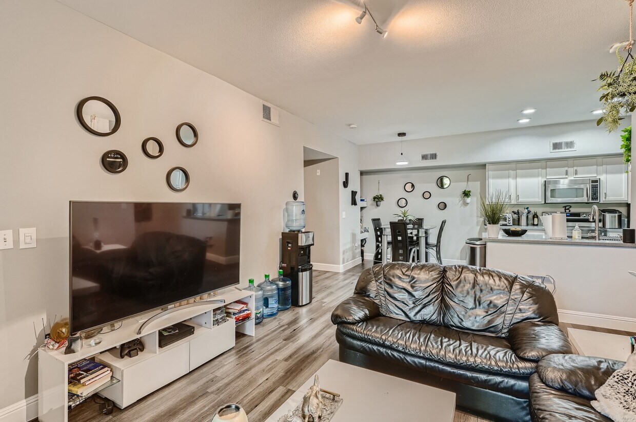 Foto principal - 2615 W Gary Ave